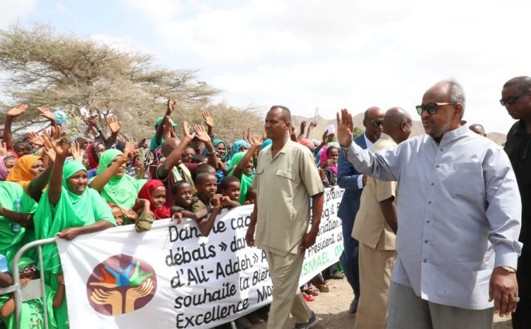  Le Président de la République, Son Excellence Ismail Omar Guelleh, dans la seconde étape de sa rencontre avec la population de la  localité d’Ali Addé dans région d’Ali-Sabieh