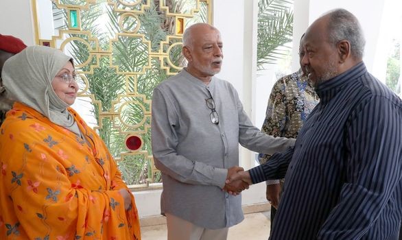  Le Président de la République, Son Excellence Ismail Omar Guelleh, en compagnie de son épouse, la 1ère Dame de Djibouti, Mme Kadra Mahamoud Haid, au vernissage de Rifki Abdoukader Bamakhrama.